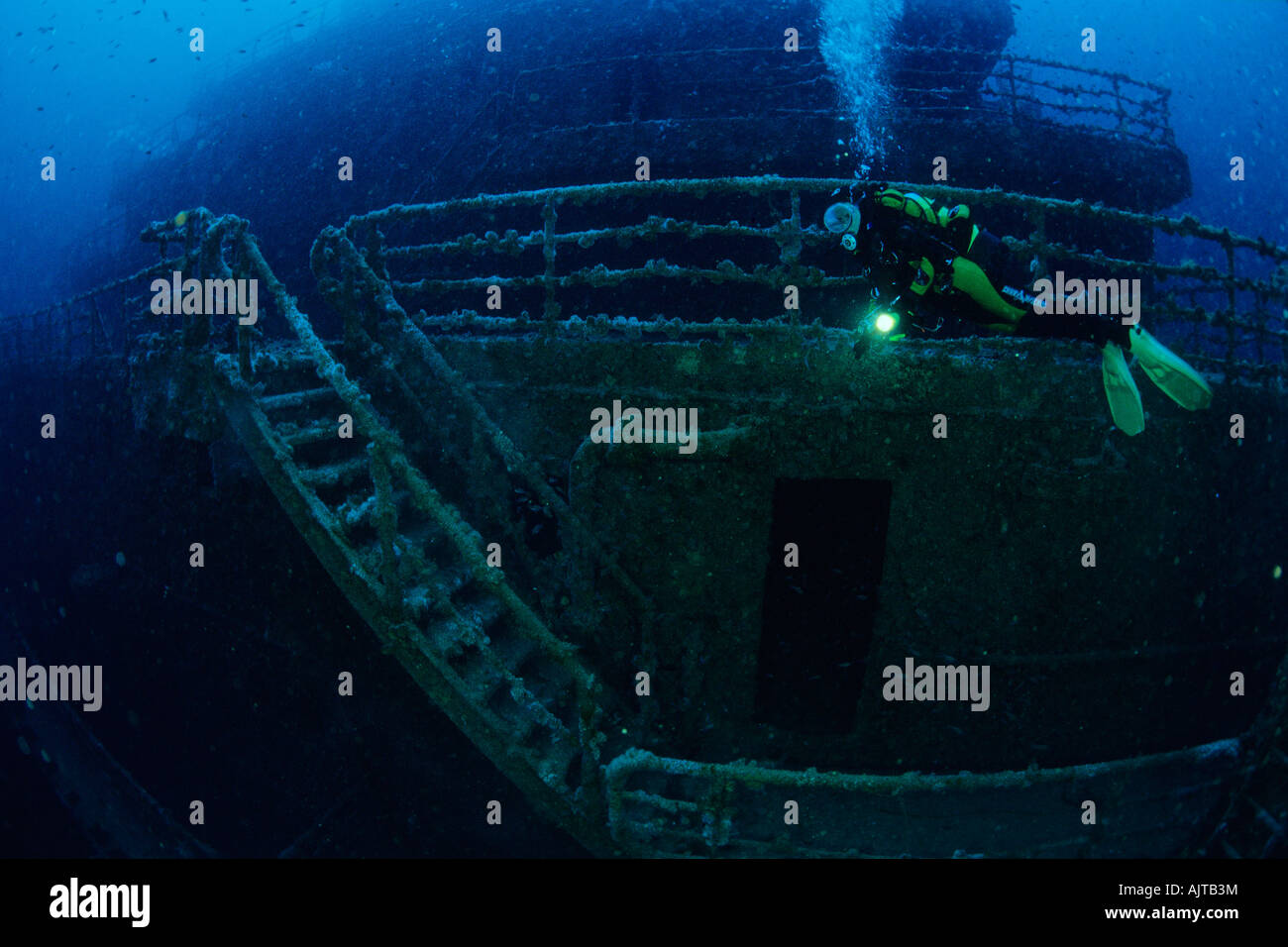 Scuba Diver al Amoco Milford Haven petroliera relitto Liguria mare Mediterraneo Italia Foto Stock