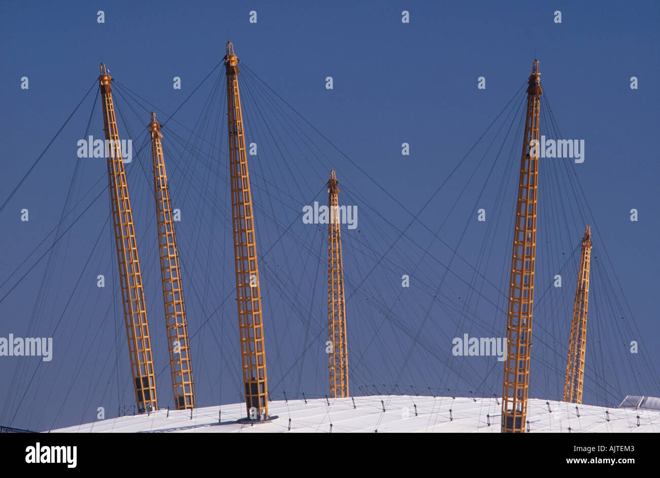 La sospensione gialla a montanti sopra la curva dell'O2 Dome (prec Millenium Dome), penisola di Greenwich, Londra, Inghilterra Foto Stock