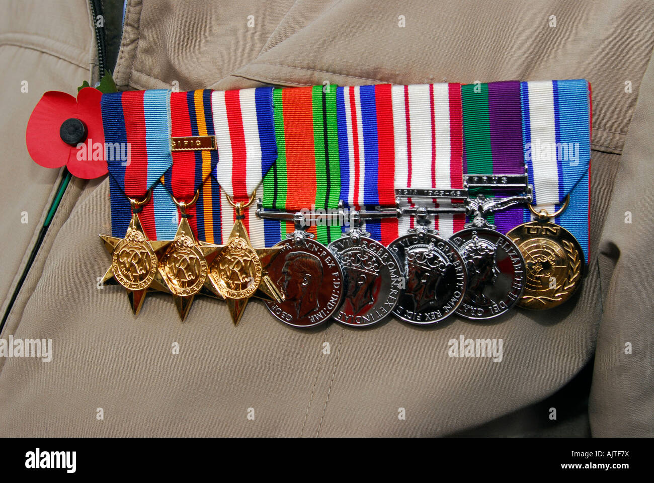 82 anni di guerra mondiale due veterano visualizzando il suo medaglie e papavero Kingston Surrey UK Foto Stock