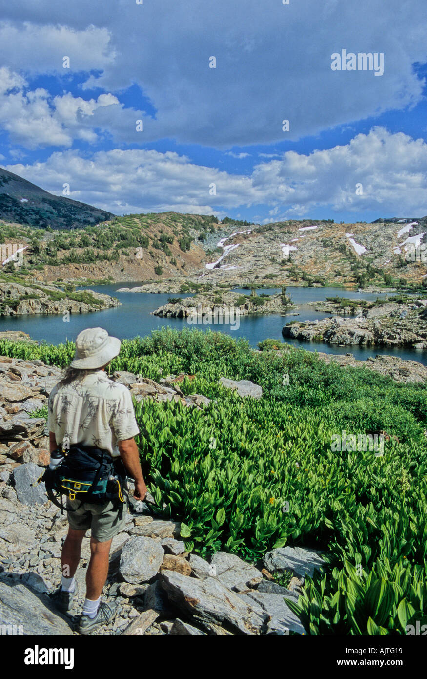 Escursionista in 20 bacino dei laghi di Sierra Nevada in California Foto Stock