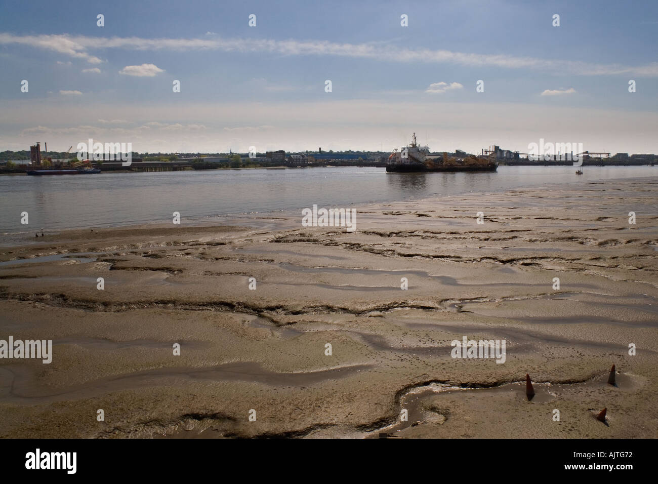 Una nave da carico risalendo il fiume Tamigi con la bassa marea in London REGNO UNITO Foto Stock