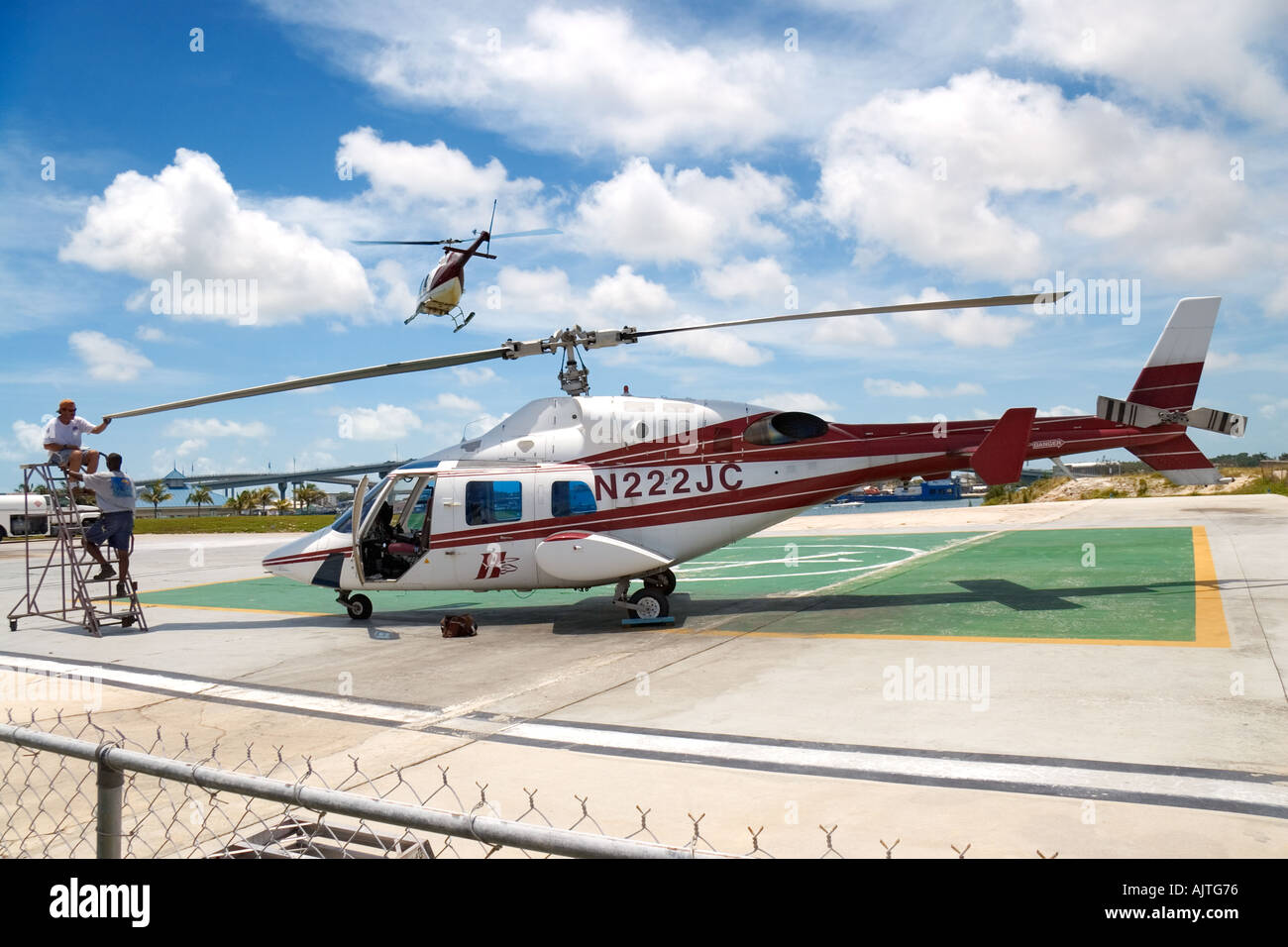 Una campana 430 elicottero in fase di manutenzione sull'elipad a Paradise Island Nassau Bahamas un altro elicottero è tenuto spento Foto Stock