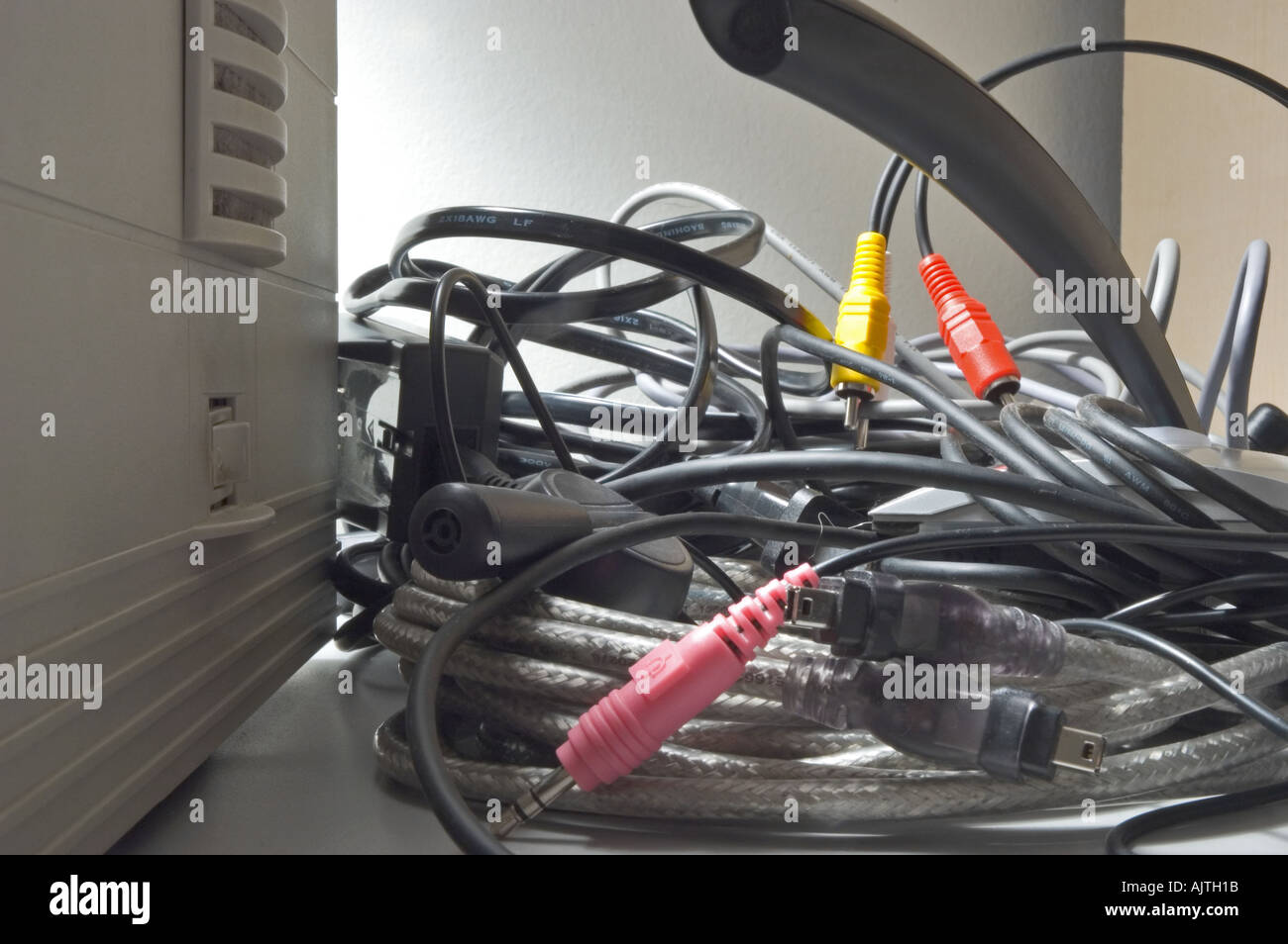 Un gruppo di disordine polveroso vecchio computer cavi disorganizzato sedersi accanto a una stampante di computer Foto Stock