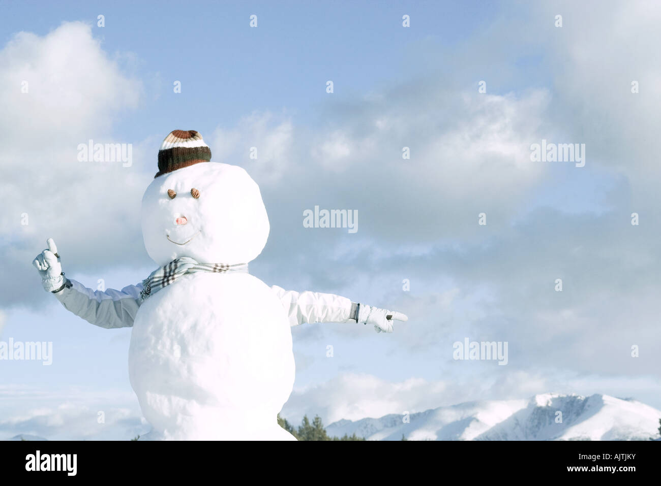 Pupazzo di neve, persona di braccia che emergono da dietro, puntano in direzioni differenti Foto Stock