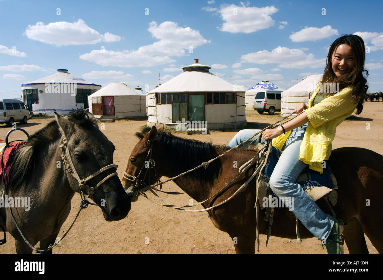 Una ragazza cinese di equitazione su Xilamuren praterie della Mongolia Interna provincia Cina MR Foto Stock