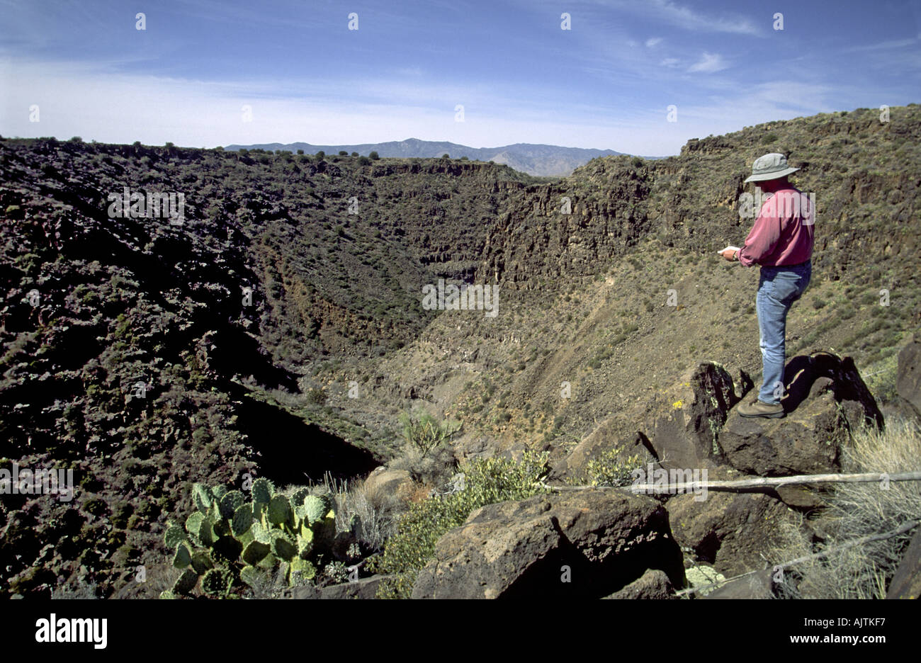 Escursionista presso Perry Canyon del serbatoio, Perry Mesa, Aqua Fria monumento nazionale, Arizona, Stati Uniti d'America Foto Stock