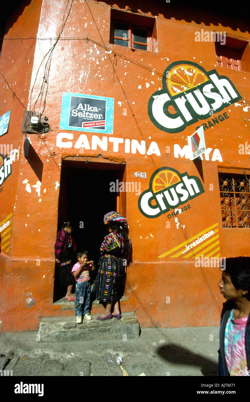 Guatemala Highlands Chichicastenango indiani in Cantina porta Foto Stock