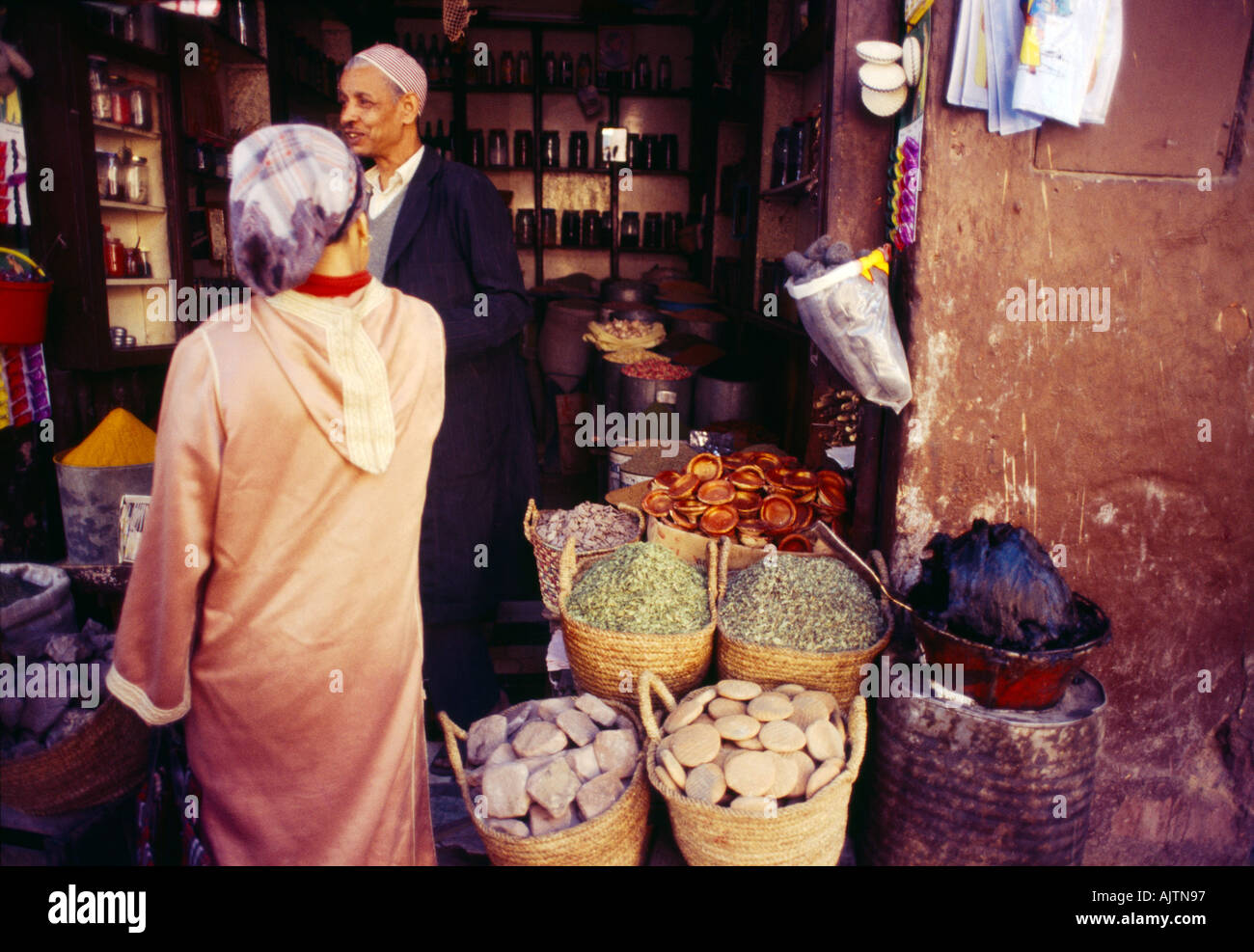 Marrakech marocco a base di erbe locali Shop Berber sapone nero compongono Foto Stock