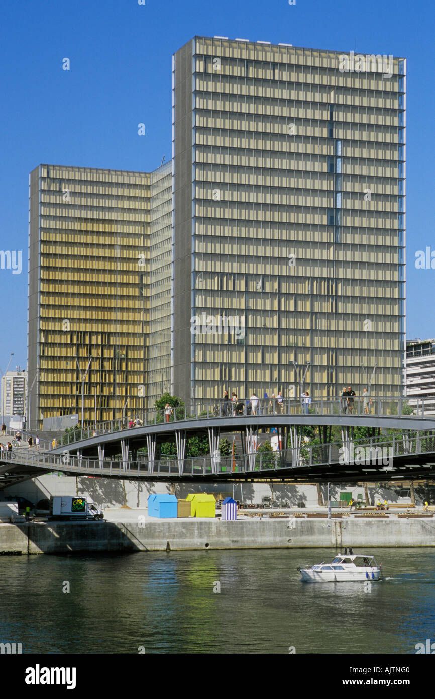 Francia Parigi Bibliothéque Nationale de France François Mitterrand Passarelle Simone de Beauvoir Seine Foto Stock