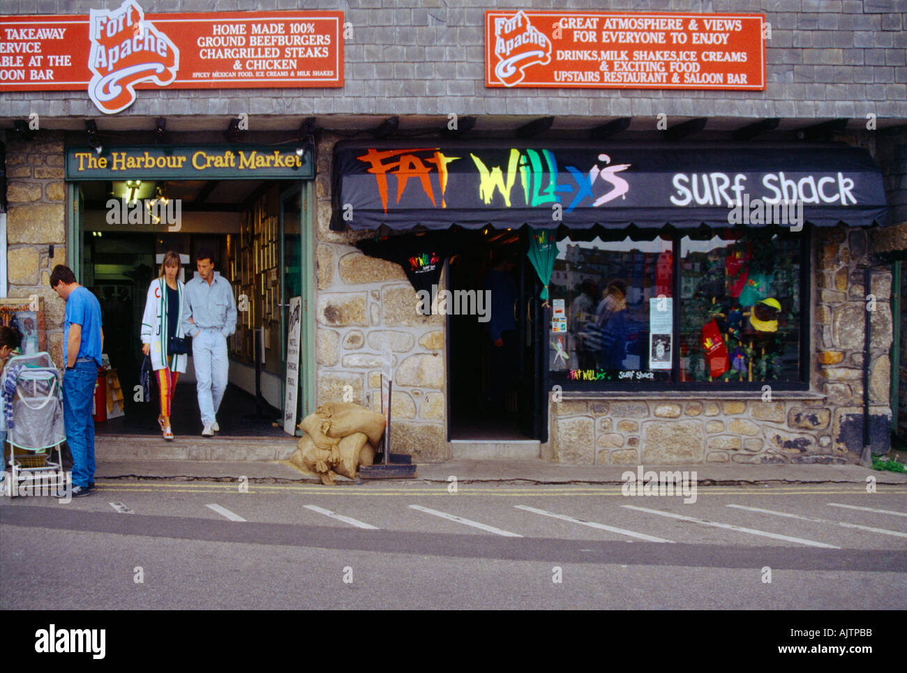 Cornwall Inghilterra St Ives Negozi di articoli da surf giovane Shopping Harbour Craft Market Fat Willys Surf Shack Foto Stock
