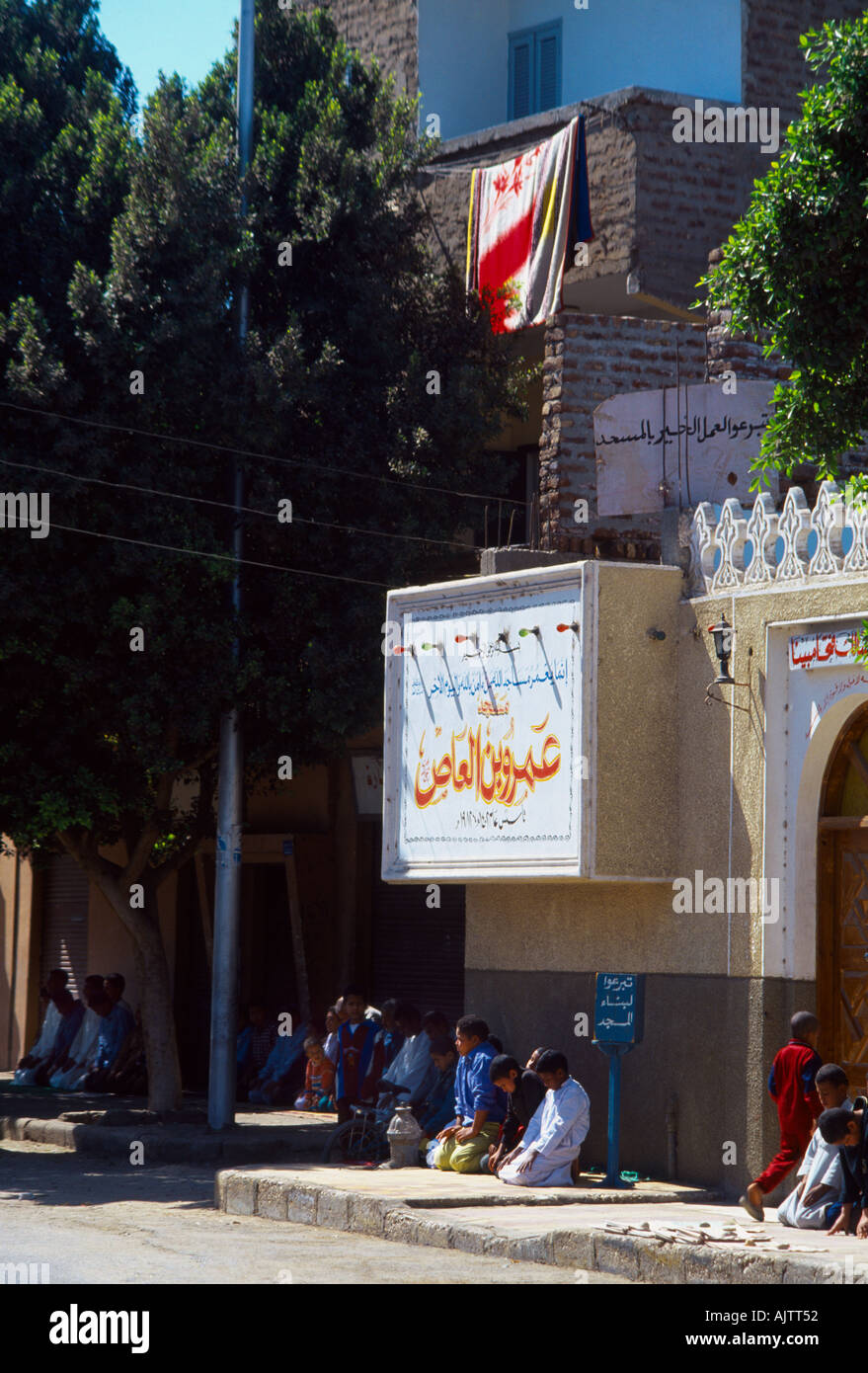 Luxor Egitto Venerdì uomini di preghiera pregando in strada Foto Stock