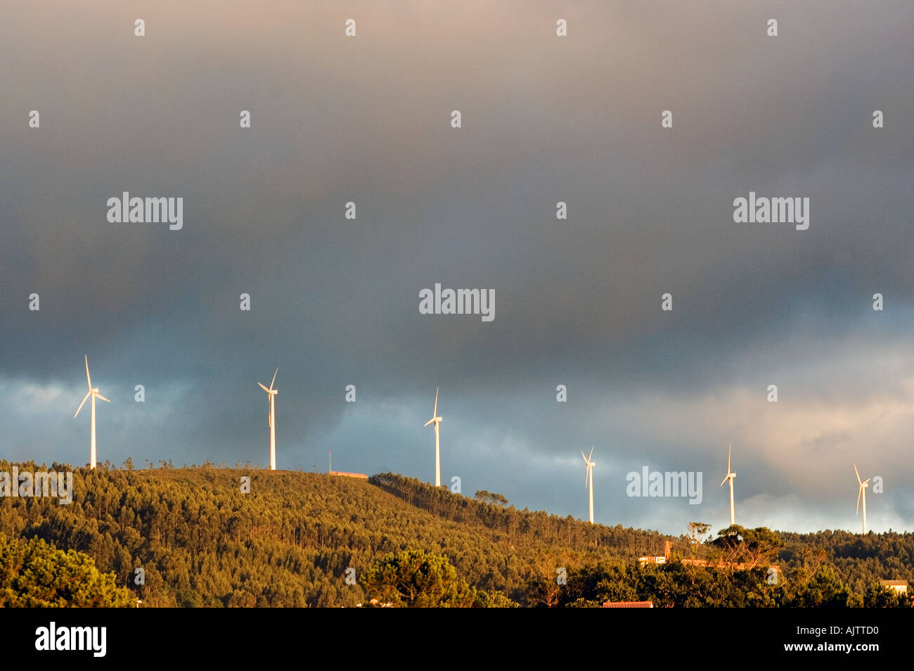 Le turbine eoliche contro il tramonto Foto Stock