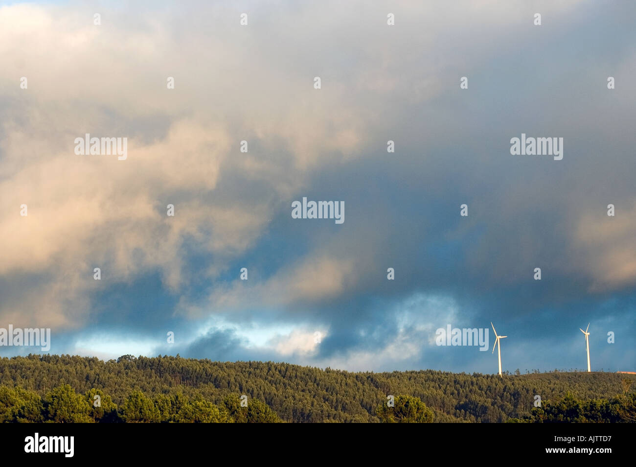 Le turbine eoliche contro il cielo nuvoloso Foto Stock