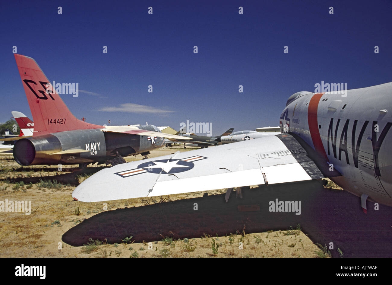 McDonnell F-3B Demon e Vought/LTV DF-8F (F-8A) Crusader Navy jet fighters Pima Air Space Museum, Tucson, Arizona, Stati Uniti d'America Foto Stock