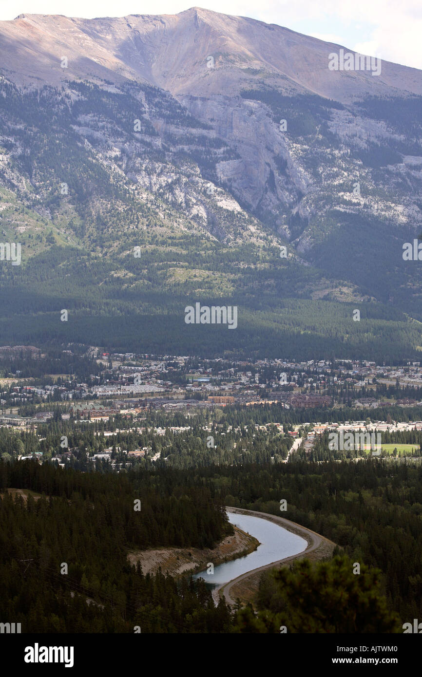 Una vista di Canmore dallo spruzzo strada dei laghi del sud-ovest di Alberta in Canada Foto Stock