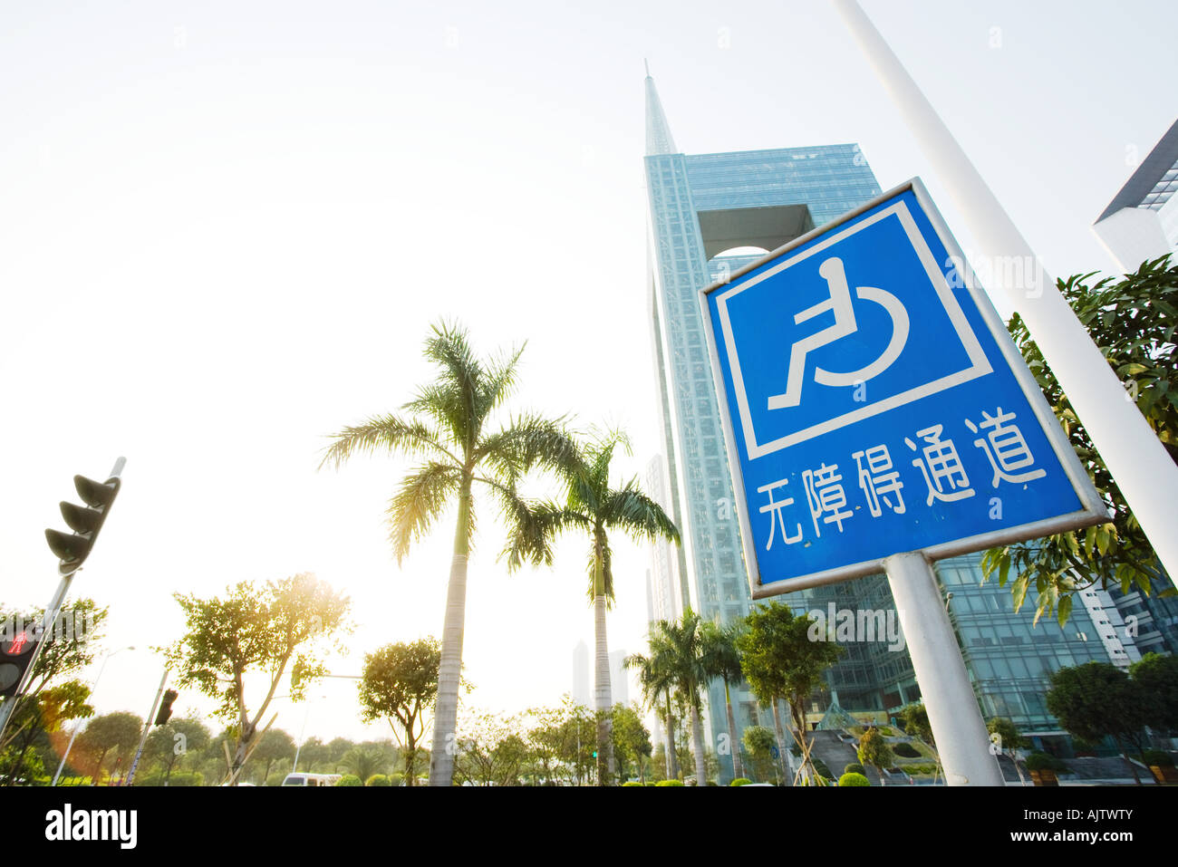 La Cina, i portatori di handicap Parcheggio segno, a basso angolo di visione Foto Stock