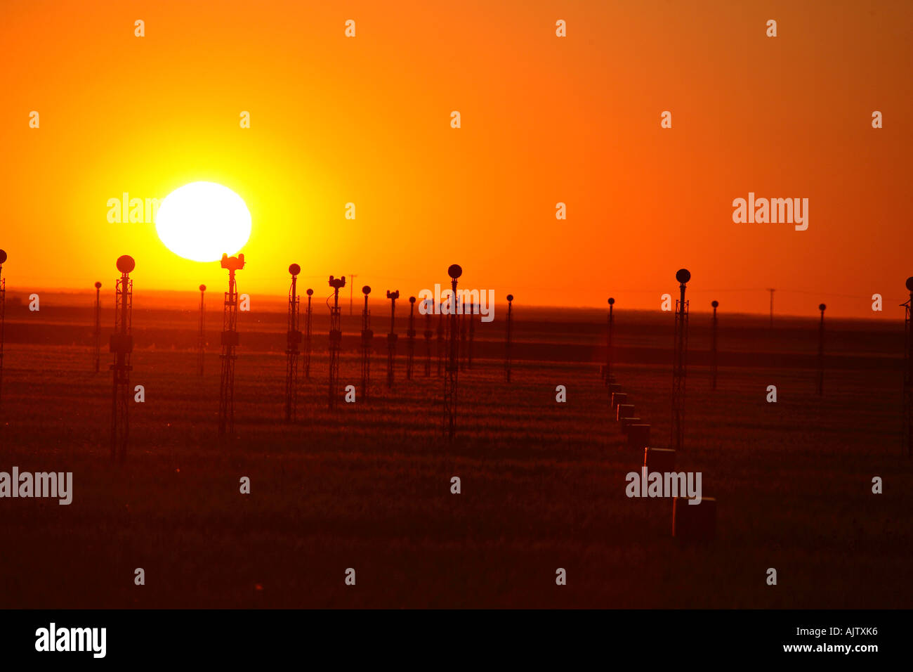 Sole che tramonta dietro le luci di atterraggio a 15 ala Moose Jaw Foto Stock
