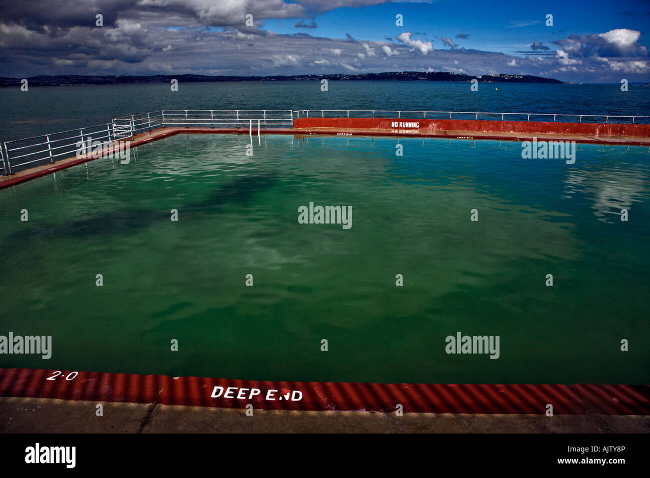 Art Deco della piscina di acqua salata di marea nuvole profonda riflessione fine Foto Stock