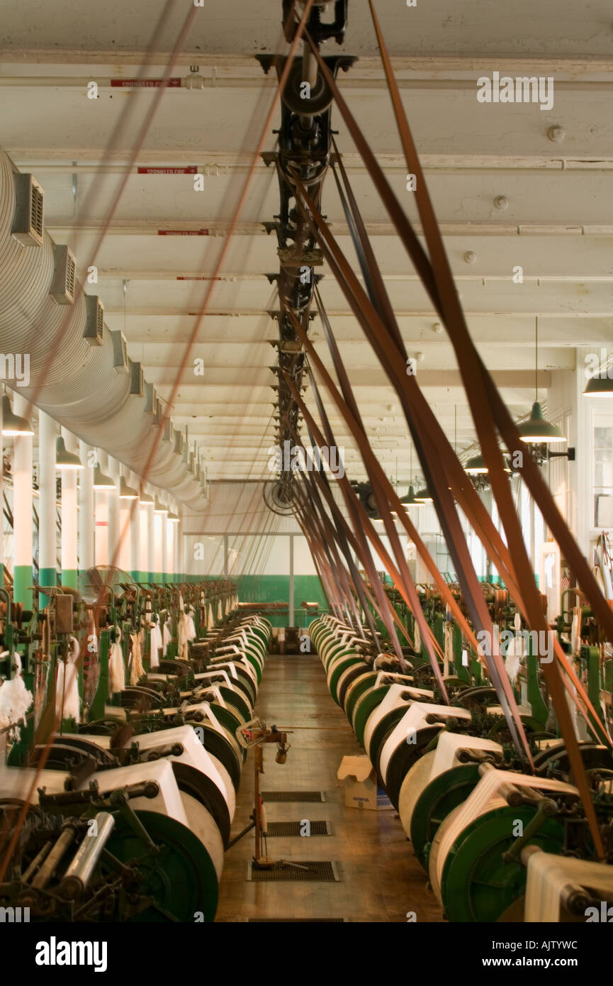 Sala di tessitura con telai operativo Boott Cotton Mills Museum Lowell Massachusetts Foto Stock