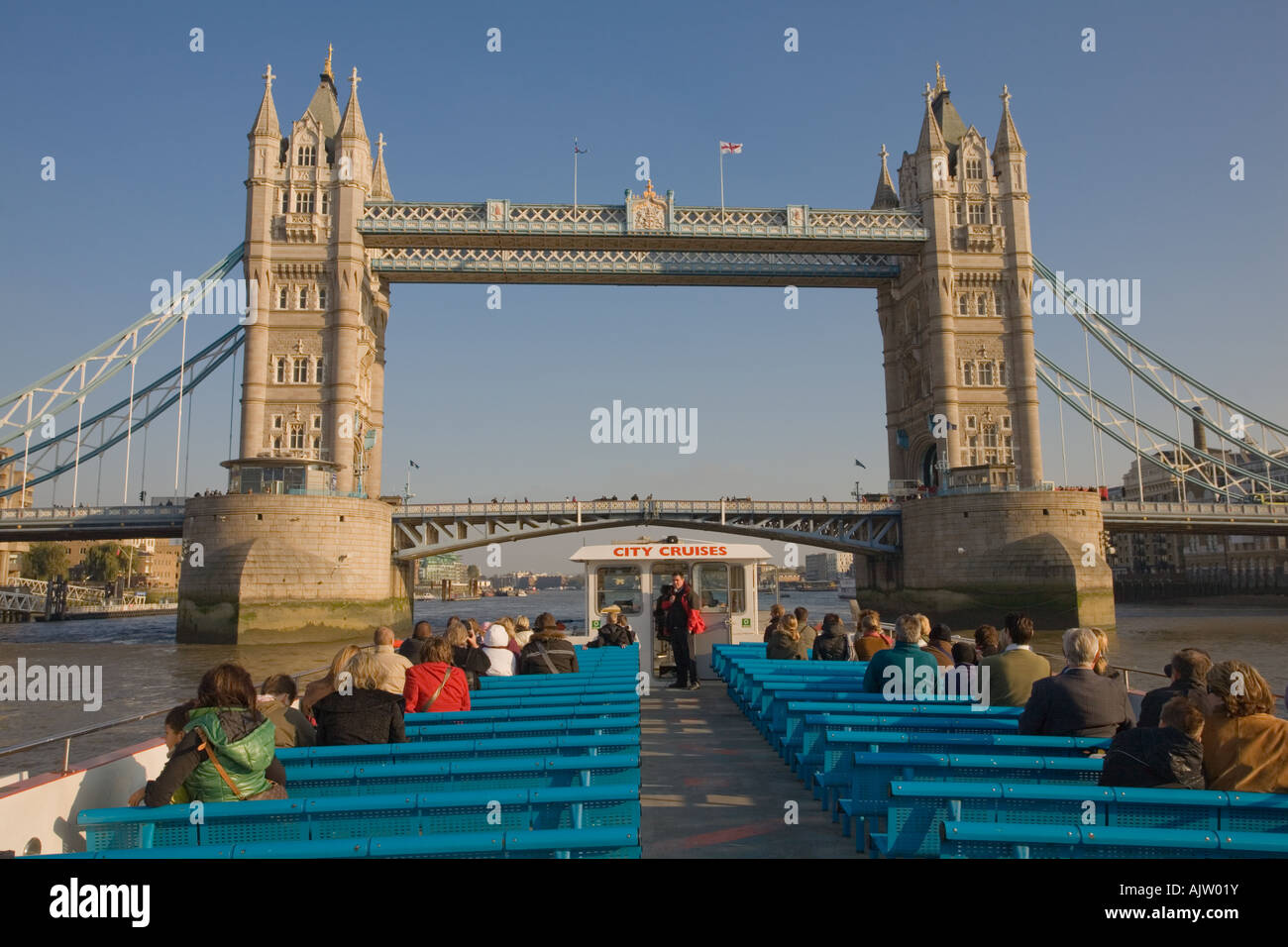 Il Tower Bridge da un fiume in battello da crociera sul Tamigi Londra Foto Stock