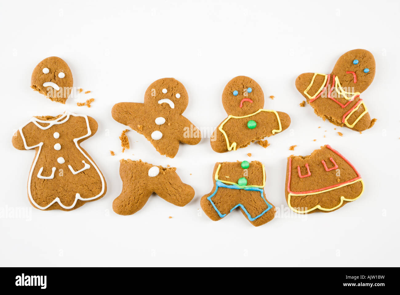 Quattro accigliata maschio e femmina gingerbread cookies rotta in pezzi Foto Stock