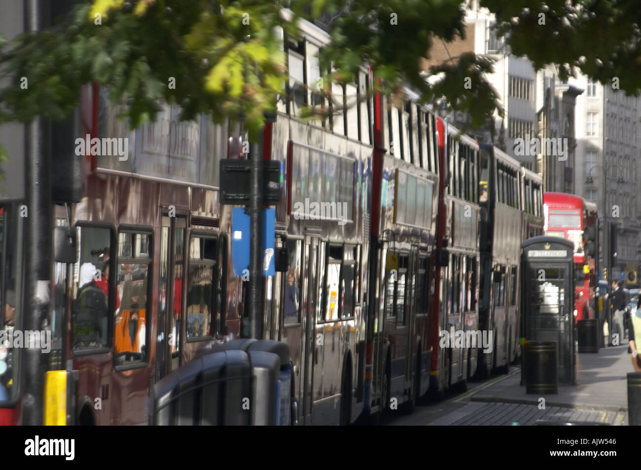 Red double decker bus Strand London WC2 Inghilterra 2004 Foto Stock