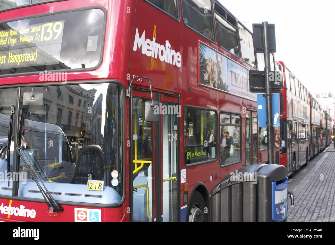 Red double decker bus Strand London WC2 Inghilterra 2004 Foto Stock