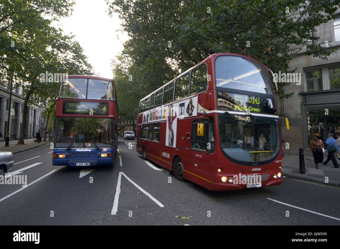 Red double decker bus Aldwych Londra WC2 Inghilterra 2004 Foto Stock