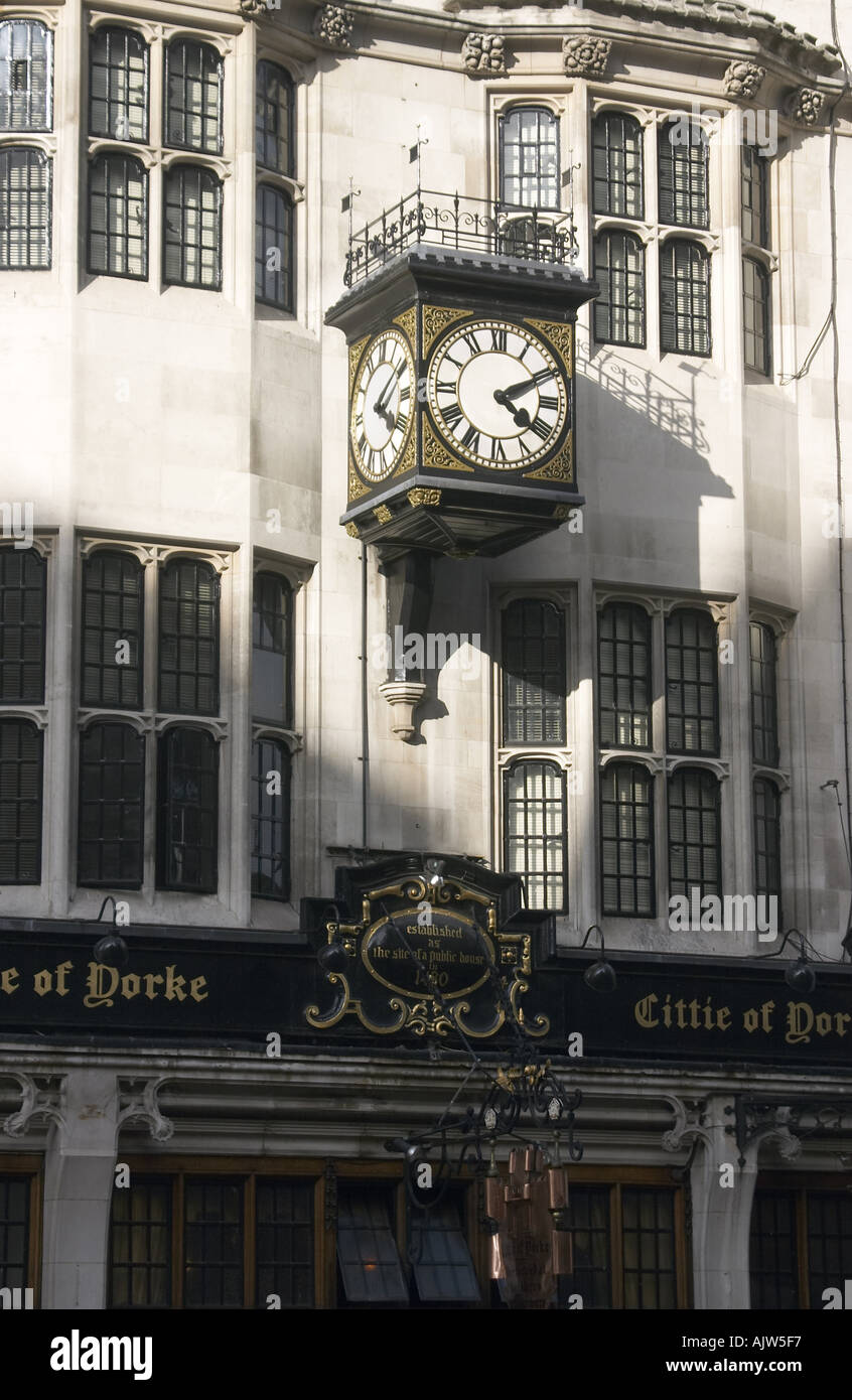 Cittie di York pub e orologio High Holborn London WC1 Foto Stock