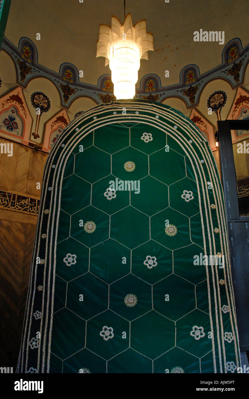 Il cenotafio di Abramo all'interno della moschea di Ibrahim, grotta di Machpela chiamato anche Tomba degli antenati o Grotta dei patriarchi a Hebron in Cisgiordania Foto Stock