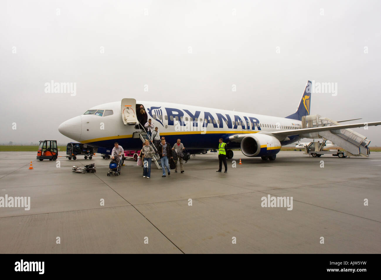 Lo sbarco di passeggeri da aereo Ryanair aeroporto su asfalto a Jasionka aeroporto, Rzeszow, Polonia Foto Stock