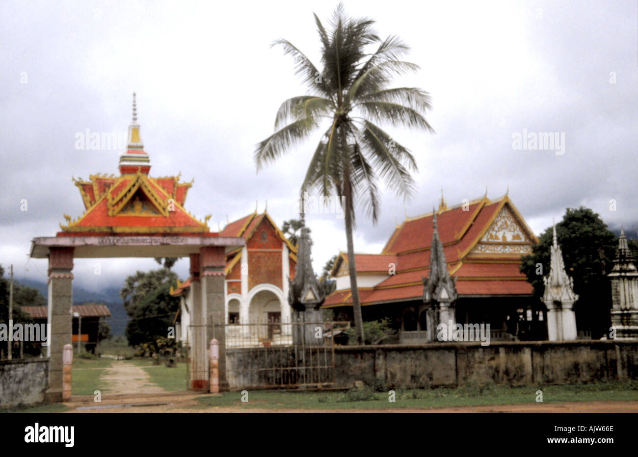 Wat Thong Champasak s più trafficati templex complesso che ospita anche una scuola junior Foto Stock
