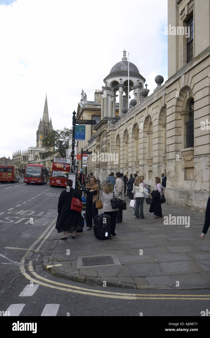 Gli studenti al di fuori di Queen s College High Street Oxford Inghilterra 2004 Foto Stock