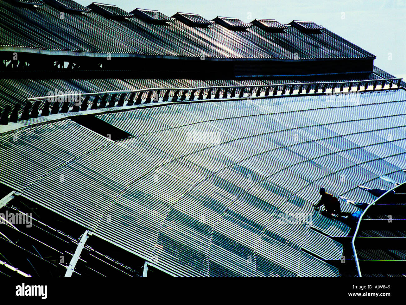 Andy Parkin, ingegnere civile della Kier Rail, ispeziona i 3 ettari di nuovo vetro laminato rinforzato installato sul tetto della stazione di Brighton, classificato come di grado 11. Foto Stock