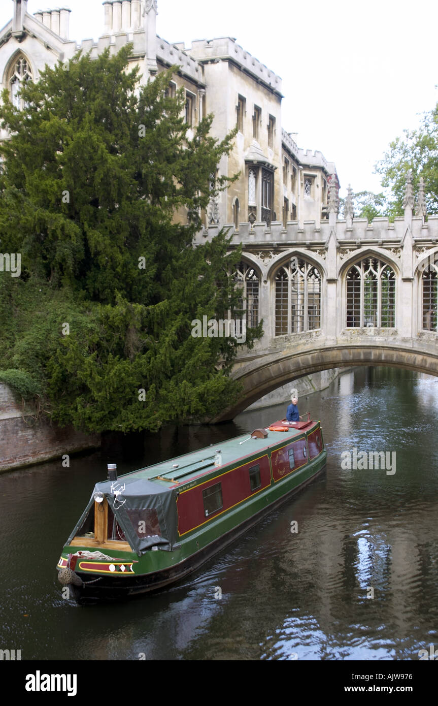 Barge sotto il Ponte dei Sospiri St John s College di Cambridge Inghilterra 2004 Foto Stock