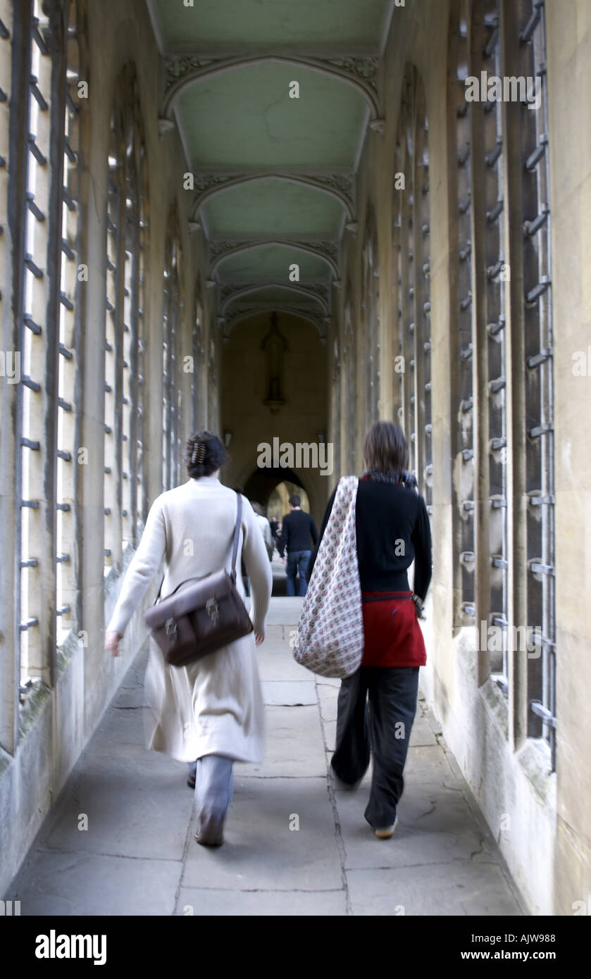 Gli studenti sul Ponte dei Sospiri St John s College di Cambridge Inghilterra 2004 Foto Stock