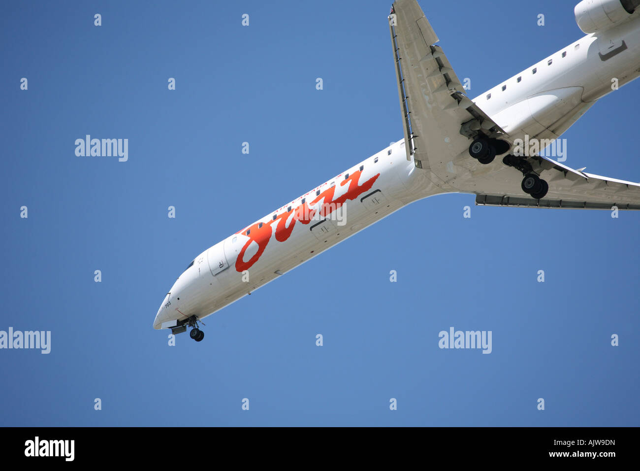 Jet del passeggero con ruote di atterraggio verso il basso Foto Stock