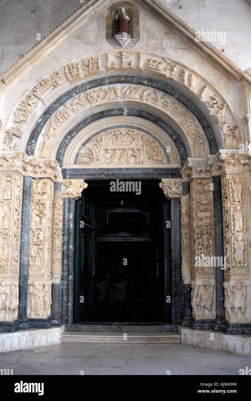 Portale della Cattedrale di Trogir Dalmazia Croazia Foto Stock