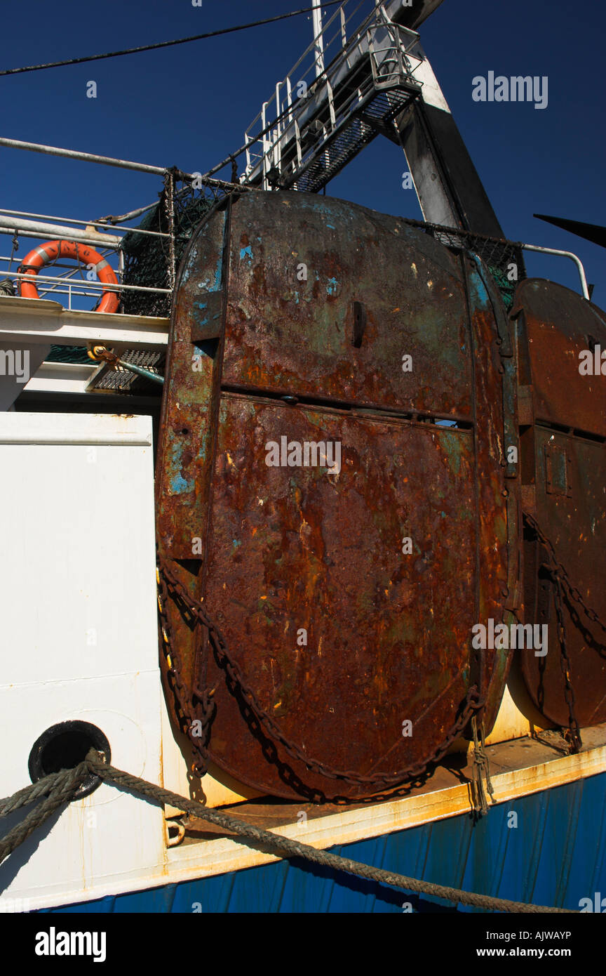 Le piastre in acciaio appeso sul lato del recipiente usato dal peschereccio di trascinare lungo il fondale marino Foto Stock