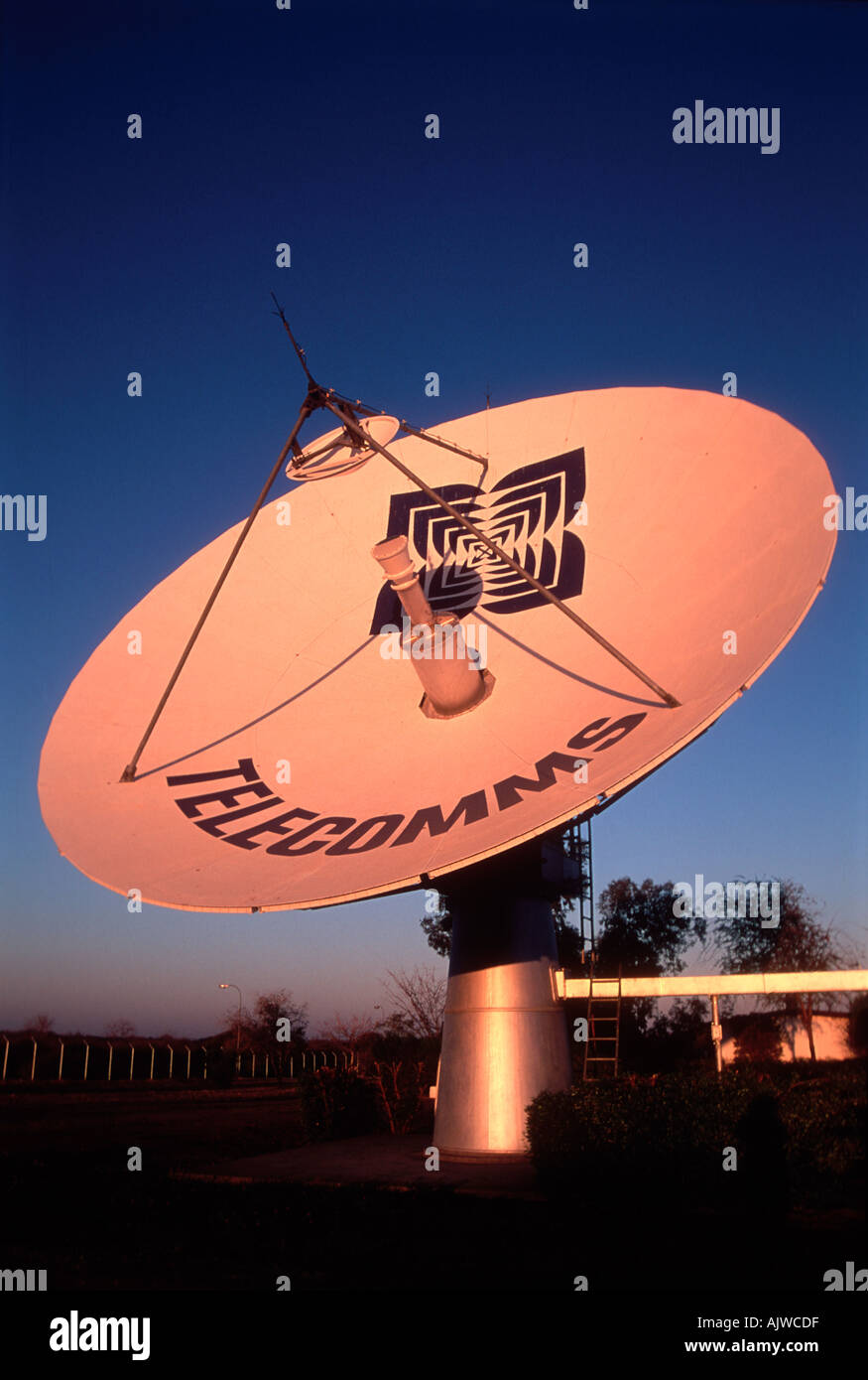 Messa a terra via satellite piatto di tracking Foto Stock