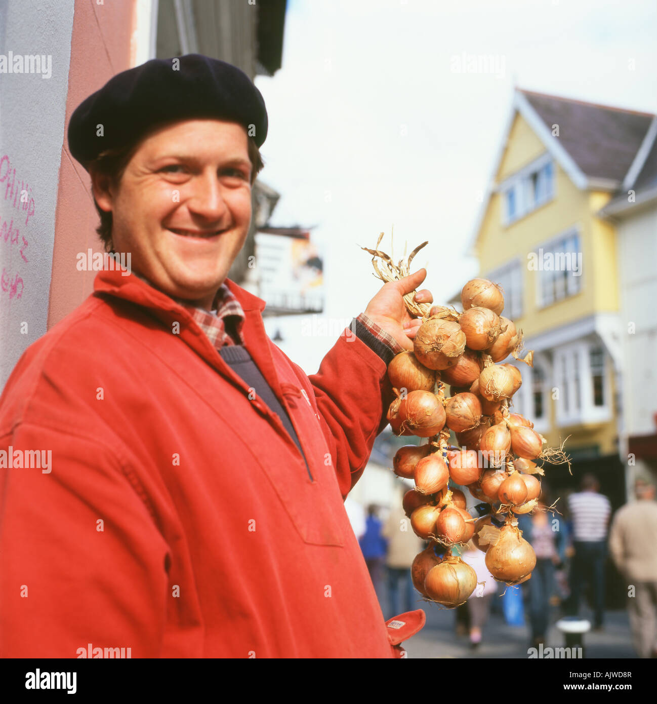 Cipolla francese venditore che indossa un berretto nero e rosso smock veli il suo commercio Vendita di cipolle di una bicicletta per le strade di Brecon Galles Wales UK KATHY DEWITT Foto Stock