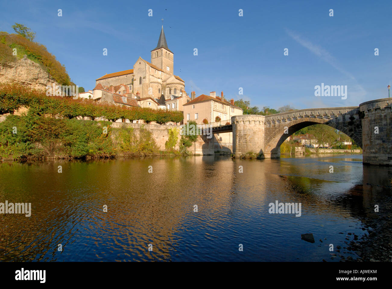 Ponte sul fiume e la chiesa di Notre Dame, Montmorillon, Vienne, in Francia. Foto Stock