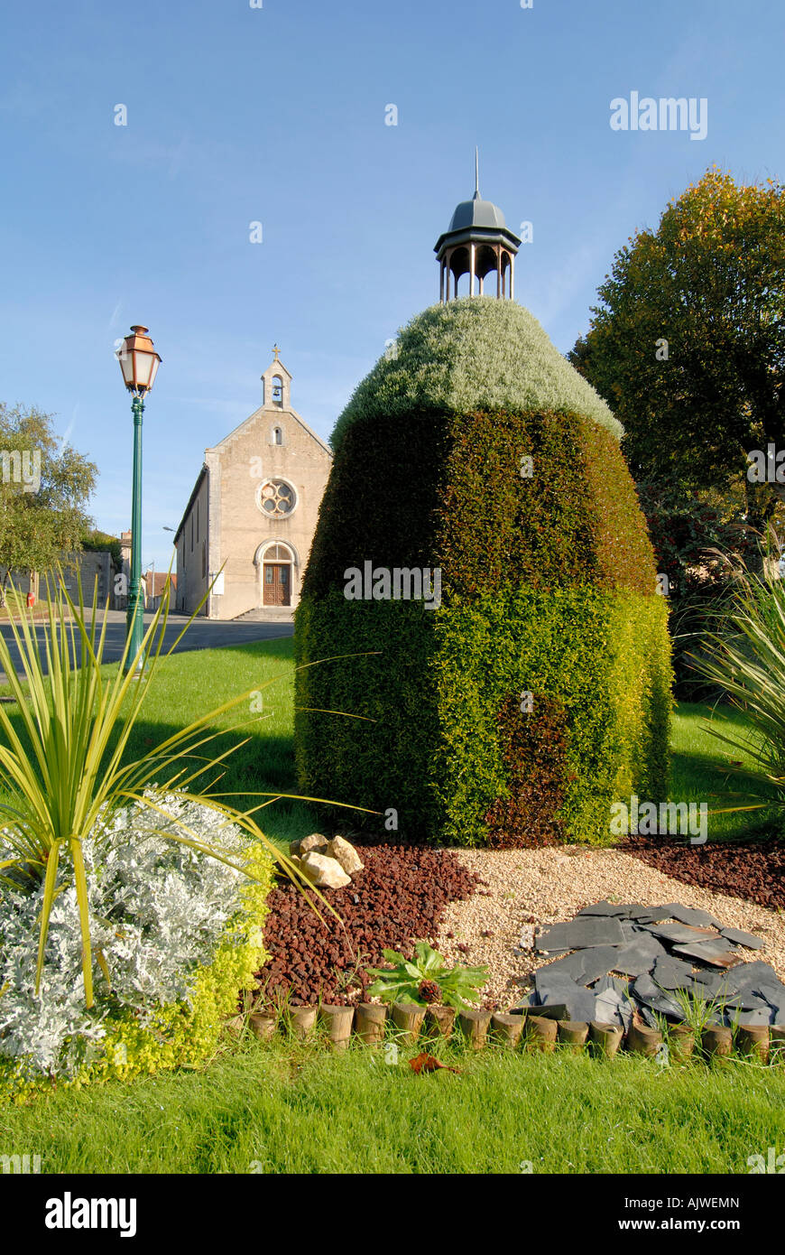Multi-colore rappresentazione topiaria da dell'Ottagono (XII C cappella funebre), Montmorillon, Vienne, in Francia. Foto Stock
