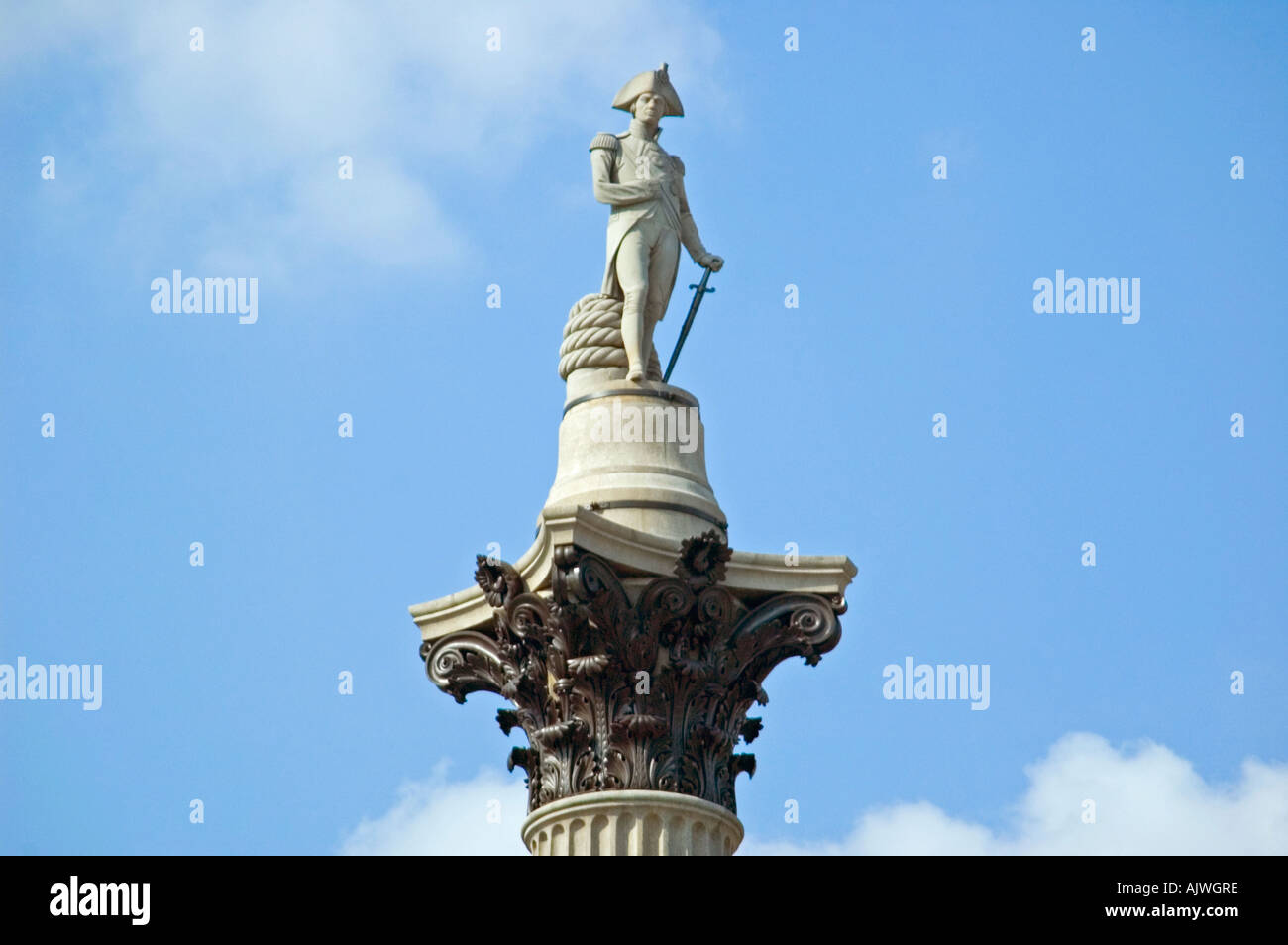 Vista orizzontale della statua di Lord Horatio Nelson nella parte superiore del recentemente pulito di Nelson's colonna in Trafalgar Square. Foto Stock