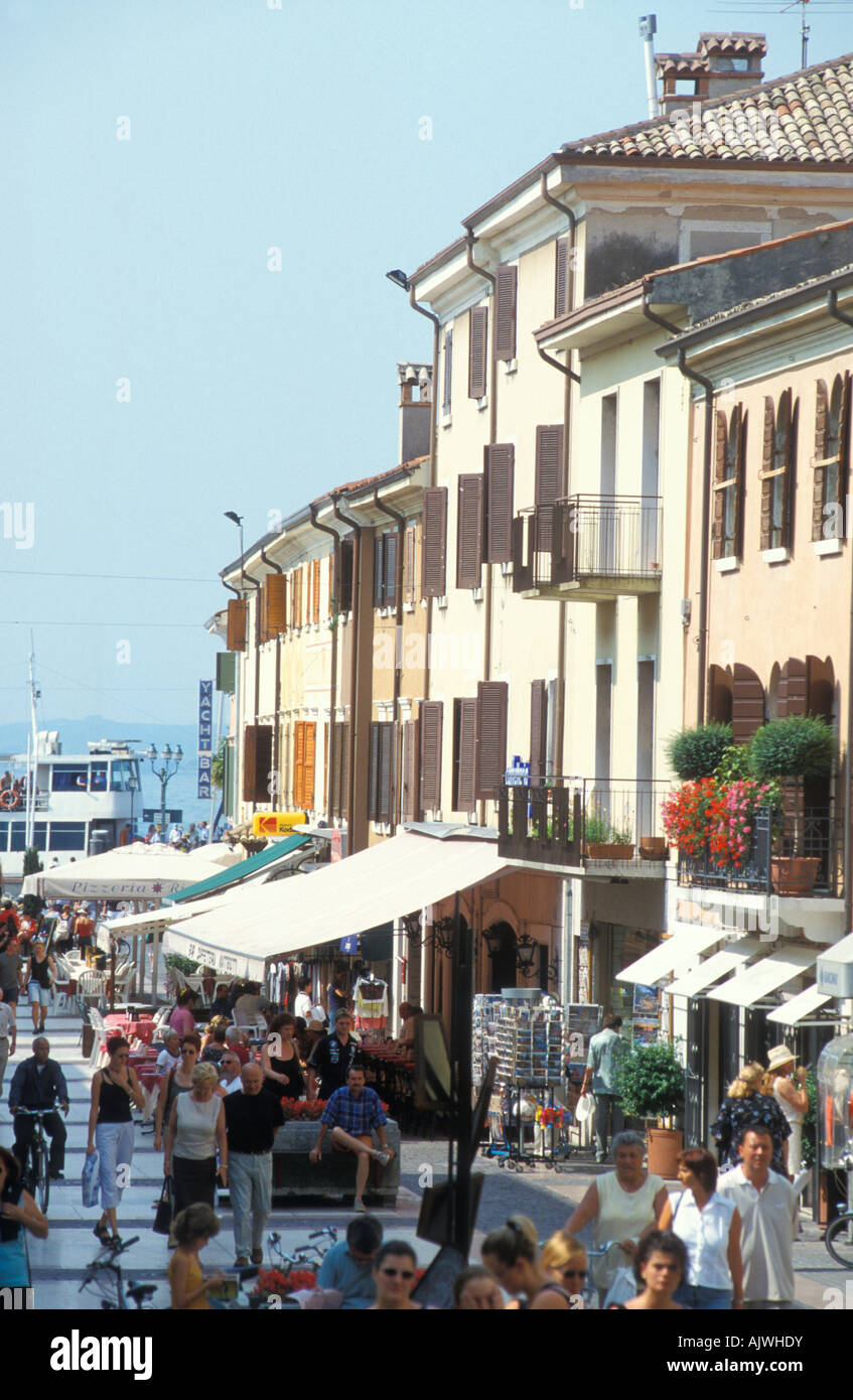 La gente alla zona pedonale di Bardolino sul Lago di Garda Italia Europa Foto Stock