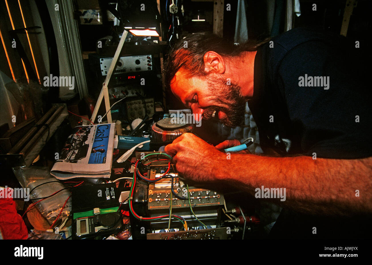 Lawrence Dickie lavorando al suo appartamento in Brighton su uno dei suoi progetti elettrici Foto Stock