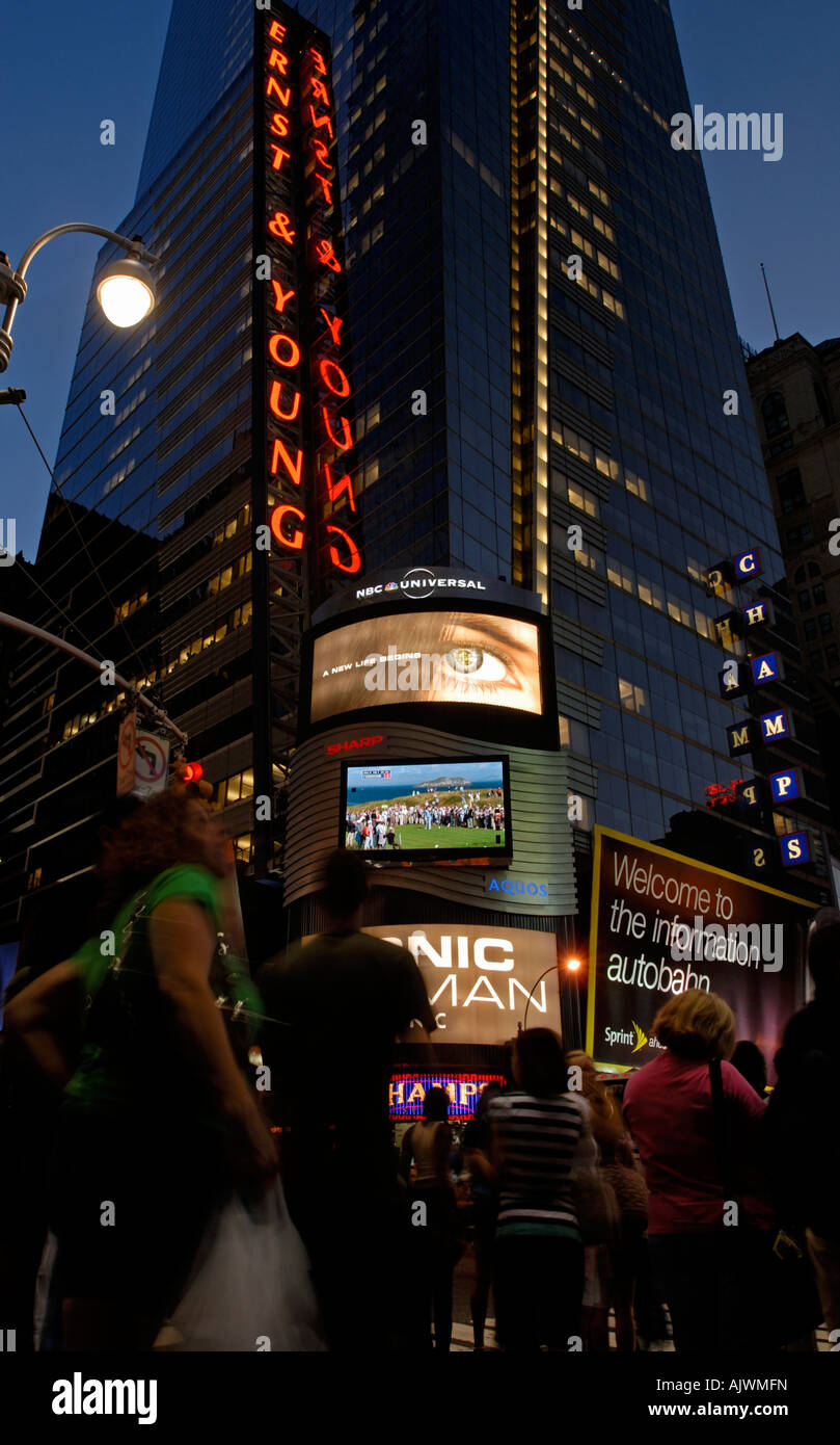 Pubblicità su un grattacielo vicino a Times Square, New York City Foto Stock