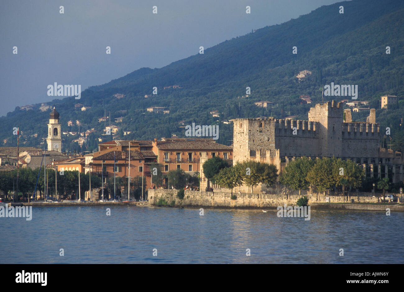 Località balneare di Torri del Benaco con la fortezza Scaligero sul lato destro del Lago di Garda Italia Europa Foto Stock