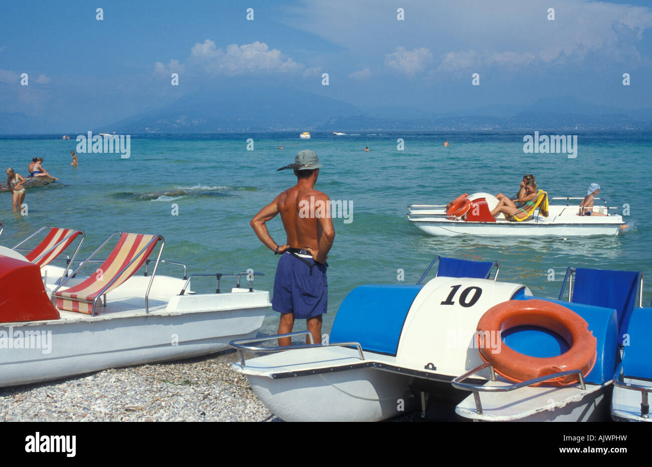 Pedalò di un noleggio di imbarcazioni presso la spiaggia di Sirmione Lago  di Garda Italia Europa Foto stock - Alamy