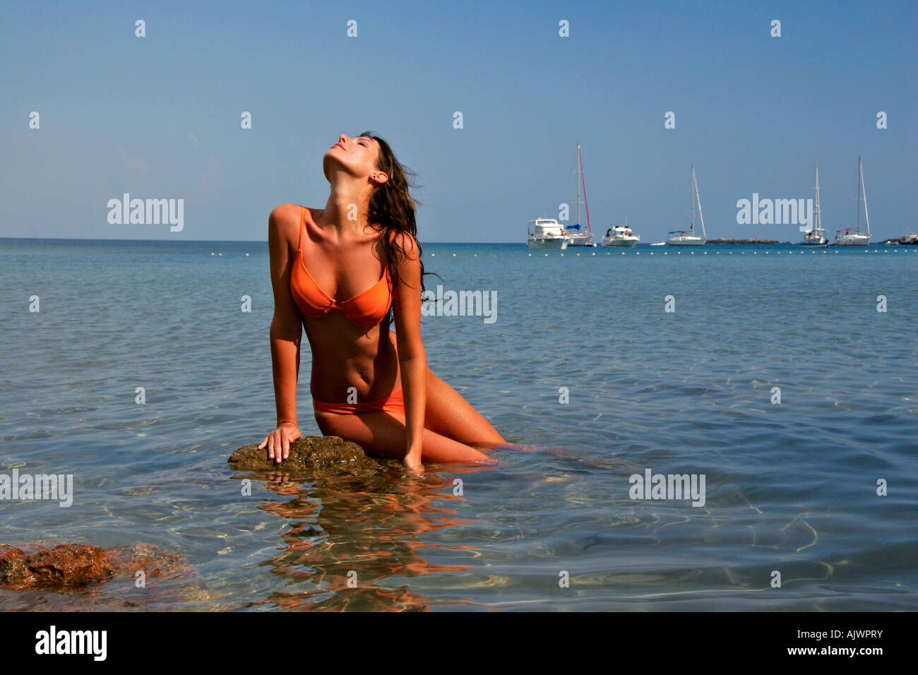 HRV Kroatien Dubrovnik 27 05 2007 Junge Frau beim Sonnenbaden im Meer Croazia 27 05 2007 giovane donna con bagni di sole in mare Foto Stock
